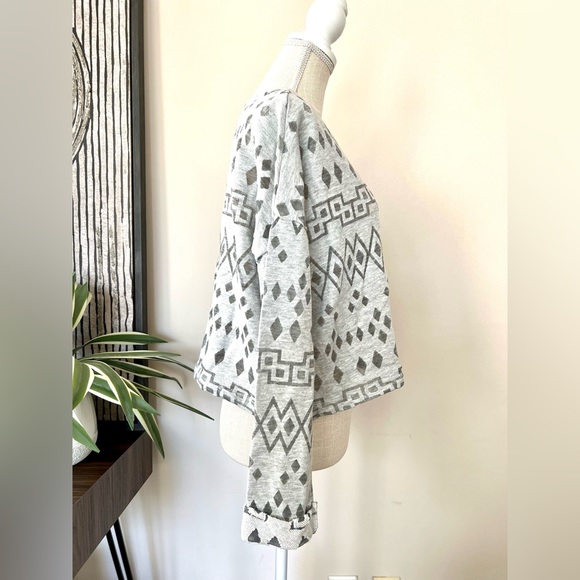 Halcyon Grey Long Sleeve Crop Top with a Tribal Print. Size Small - Picture 4 of 7